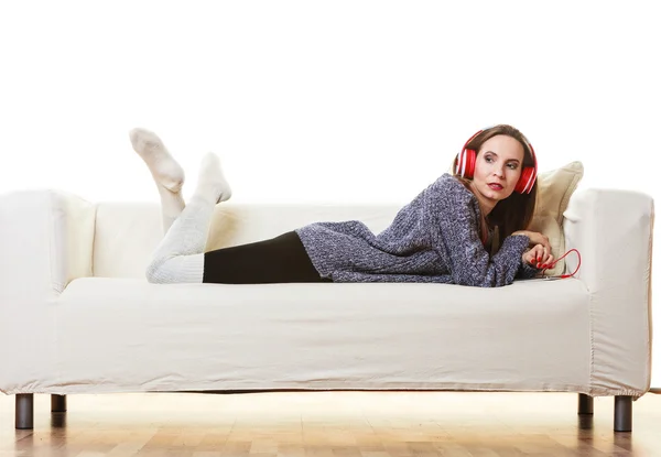 Mulher com fones de ouvido ouvir música — Fotografia de Stock