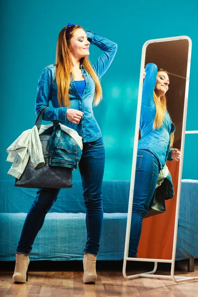 Fashion vrouw met blauwe denim in de voorkant van de spiegel — Stockfoto