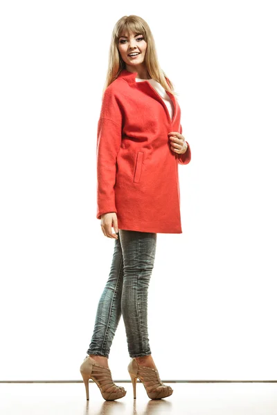 Полностью модная женщина в красном пальто. — стоковое фото