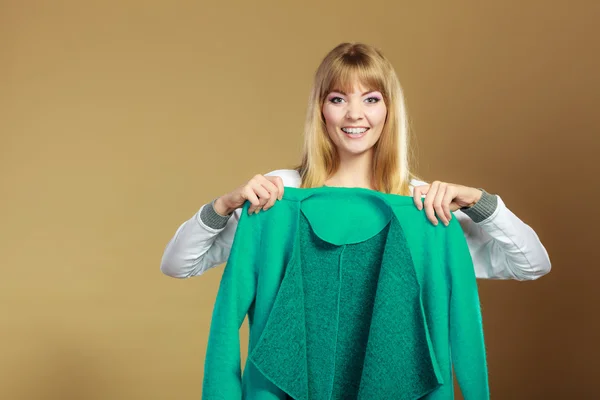 Fashionable woman showing green coat — Stock fotografie