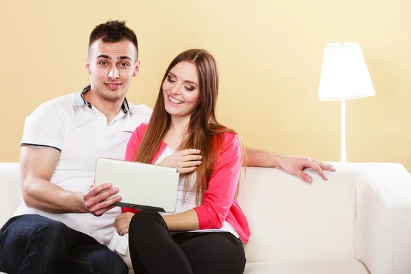 Paar mit Tablet sitzt zu Hause auf Couch — Stockfoto