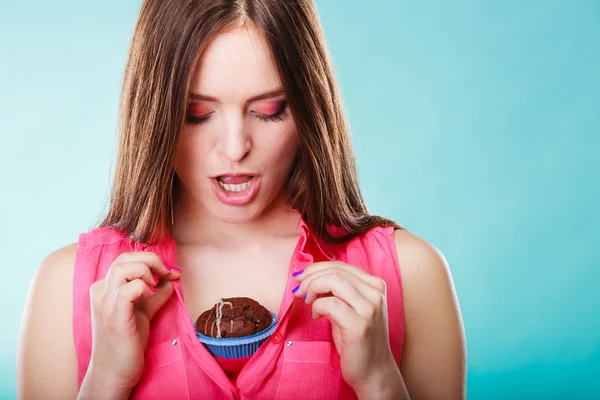 Zabawne kobieta trzyma tort czekoladowy na klatce piersiowej — Zdjęcie stockowe