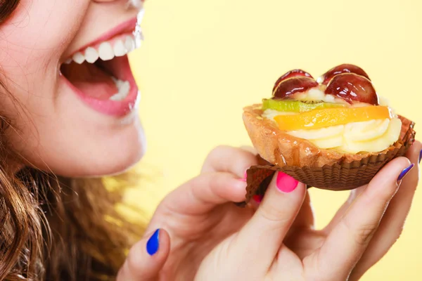 Closeup woman eating fruit cake sweet food — Stock Photo, Image