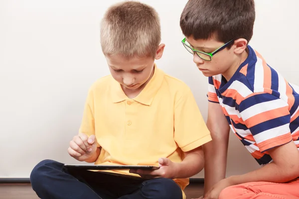 Children playing on tablet. — Stock Photo, Image