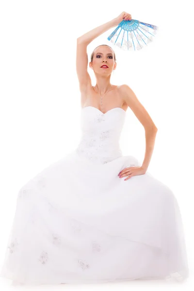 Mariée pleine longueur en robe de mariée détient ventilateur isolé — Photo