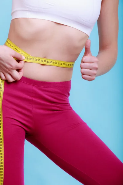Dieta. Fitness mulher ajuste menina com fita métrica medindo sua cintura — Fotografia de Stock