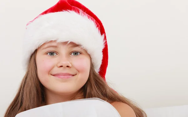 Flicka i röd jultomten hatt — Stockfoto