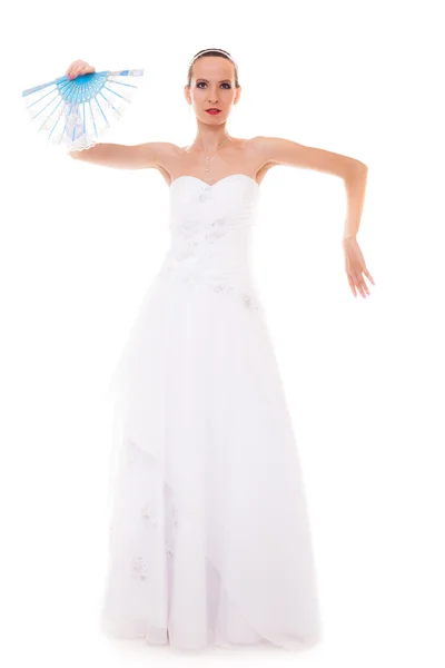 Volledige lengte bruid in trouwjurk houdt ventilator geïsoleerd — Stockfoto