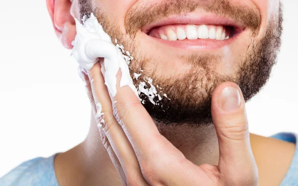 Hombre preparándose para afeitarse — Foto de Stock