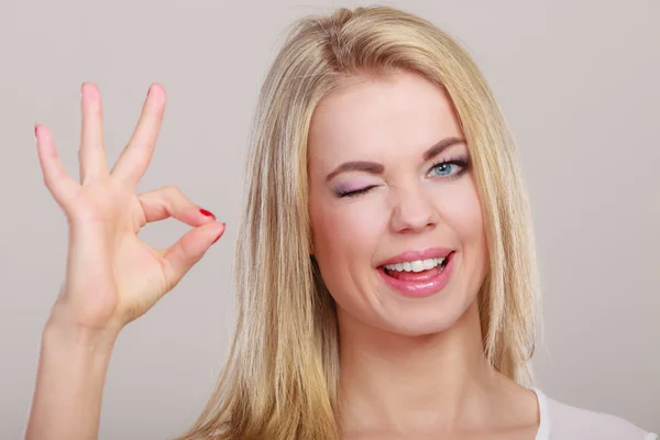 Mujer mostrando gesto de señal de mano ok — Foto de Stock