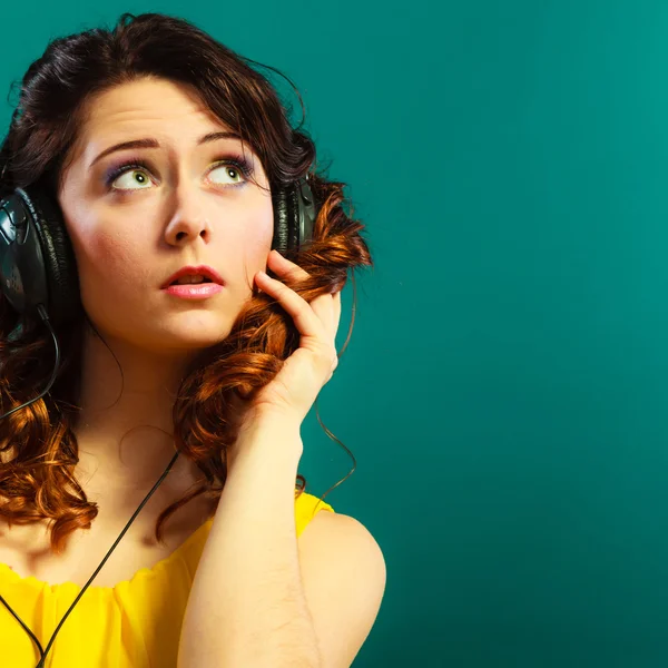 Chica en grandes auriculares escuchando música mp3 relajante —  Fotos de Stock