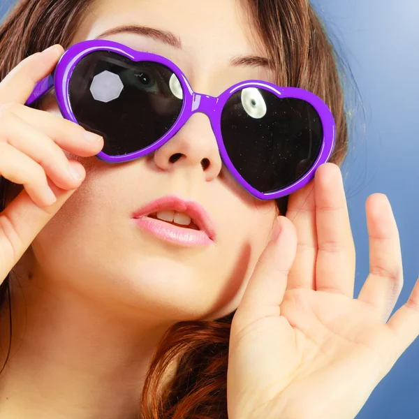 Meisje in violette zonnebril portret — Stockfoto