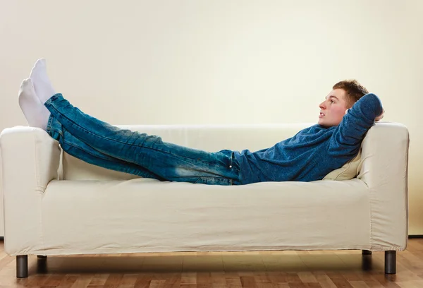 Genç dalgın adam kanepede rahatlatıcı — Stok fotoğraf
