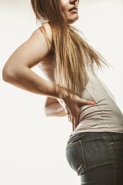 Mulher que sofre de dor nas costas — Fotografia de Stock