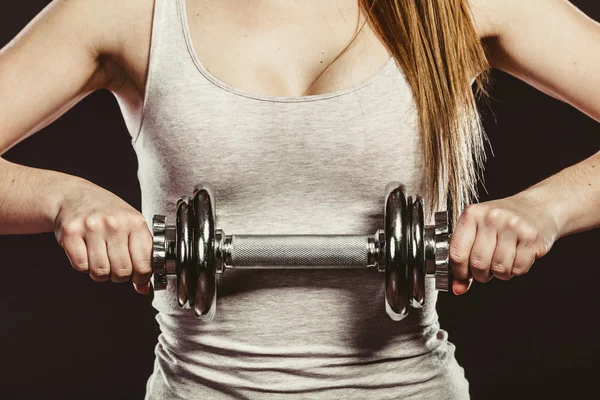 Woman lifting dumbbell. — Stock Photo, Image