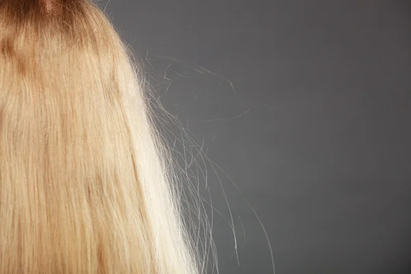 Closeup της γυναίκας με στατική ξανθά μαλλιά. — Φωτογραφία Αρχείου