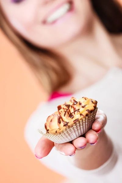 Kuchen in menschlicher Hand. — Stockfoto