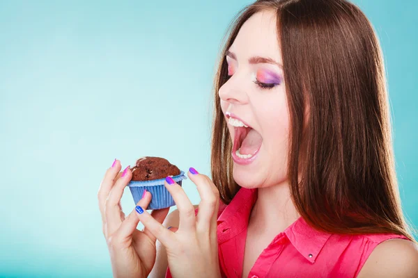 Усміхнена жінка тримає шоколадний торт в руці — стокове фото