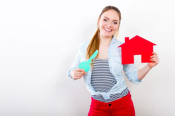 Frau und Papierhaus. Wohnungsbaukonzept — Stockfoto