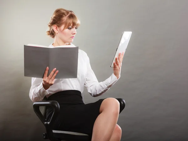 Mulher aprendendo com leitor de ebook — Fotografia de Stock