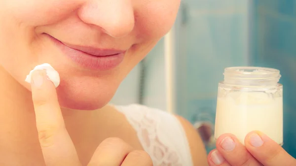 Humano aplicando crema hidratante para la piel. Cáscara . — Foto de Stock