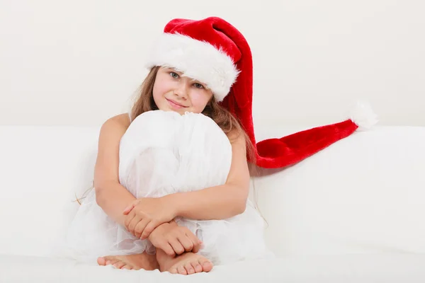 Liten flicka unge i jultomten hatt. Christmas. — Stockfoto