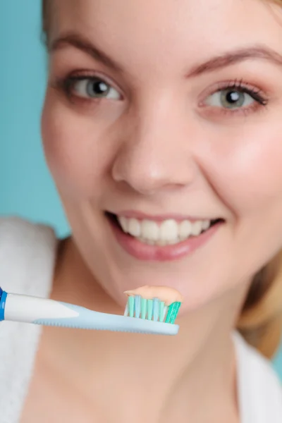 Mujer cepillarse los dientes. —  Fotos de Stock