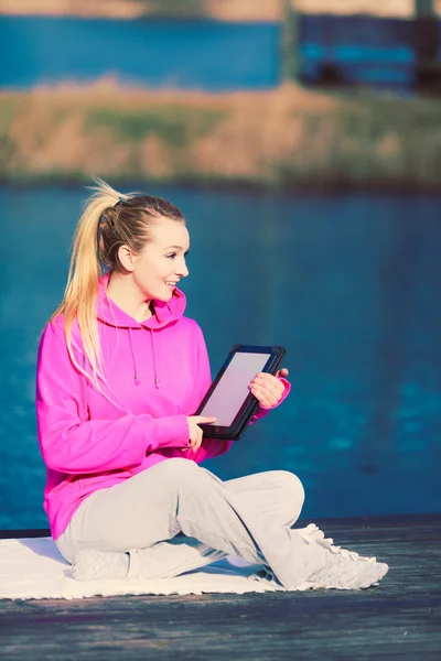 Menina aprendendo ioga a partir de tablet . — Fotografia de Stock