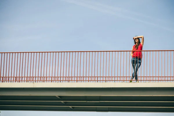 Chica en el puente en la ciudad . —  Fotos de Stock