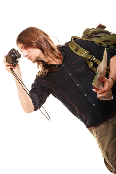Homem turista mochileiro tirar foto com câmera. — Fotografia de Stock