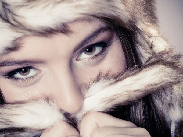 Jovencita en sombrero de invierno —  Fotos de Stock