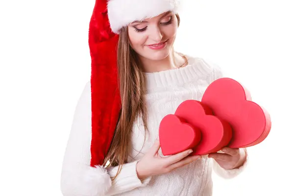 Menina Papai Noel chapéu tem coração em forma de caixas de presente — Fotografia de Stock