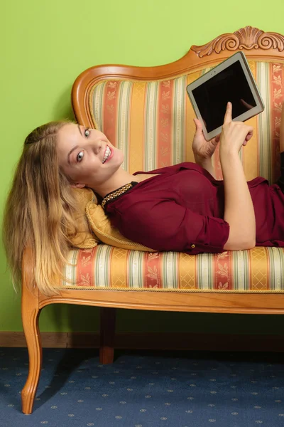 Kobieta moda na kanapie z pc tablet. — Zdjęcie stockowe