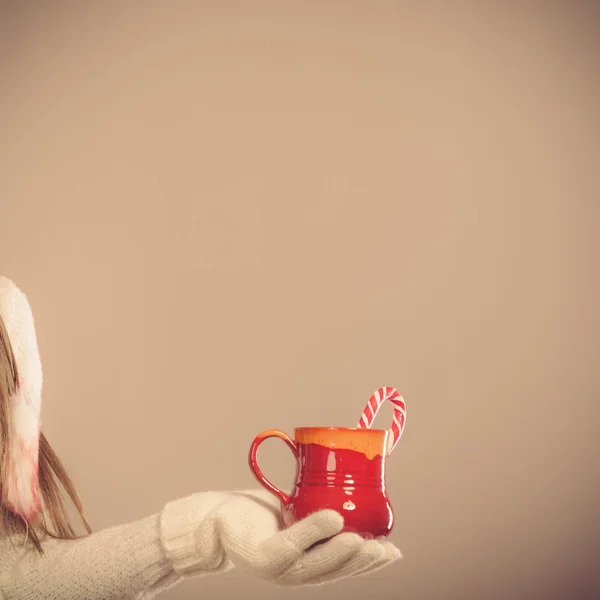 Donna che offre tazza di Natale — Foto Stock