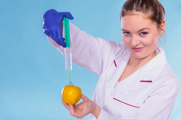 Médico cientista a injectar maçã. Alimentos GM . — Fotografia de Stock