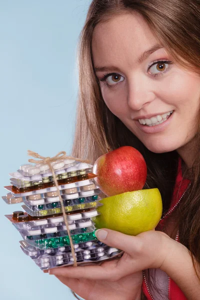 Женщина с таблетками и фруктами. Здравоохранение — стоковое фото