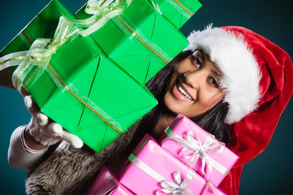 Chica sosteniendo cajas de regalo — Foto de Stock