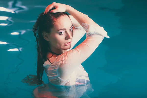 Vrouw in zwembad poseren — Stockfoto