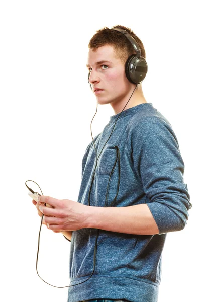 Joven con auriculares escuchando música —  Fotos de Stock