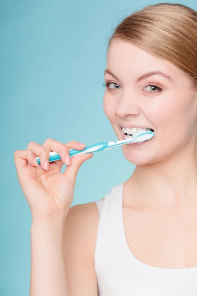 Mujer con cepillo de dientes cepillado limpieza de dientes —  Fotos de Stock