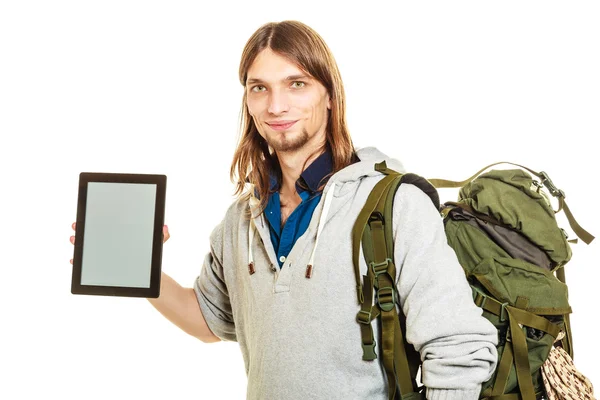 Backpacker met tablet. Kopieerruimte met blanco scherm. — Stockfoto