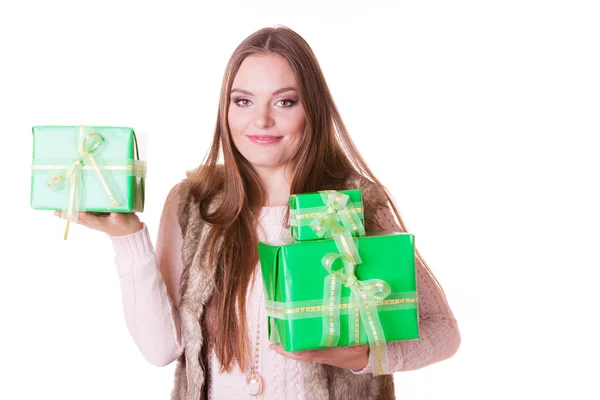 Hübsche Frau mit Schachteln Geschenke. Geburtstag. — Stockfoto