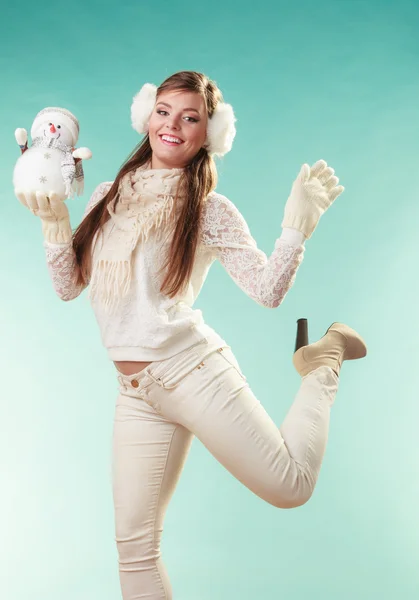 Lachende leuke vrouw met kleine sneeuwpop. Winter. — Stockfoto