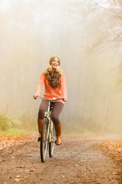가 공원에서 행복 한 활성 여자 승마 자전거. — 스톡 사진