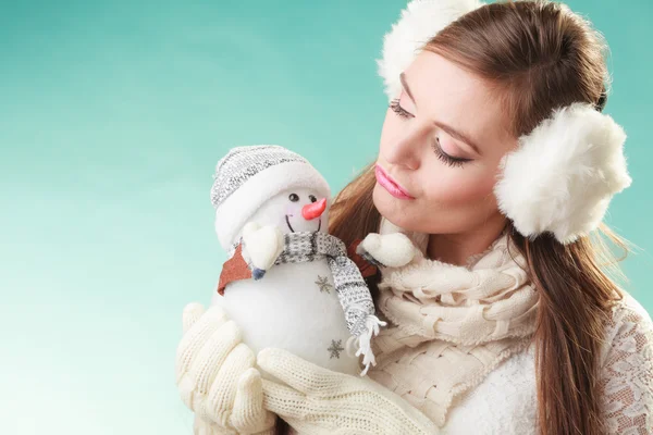 Cute woman kissing little snowman. Winter fashion. — Stock Photo, Image