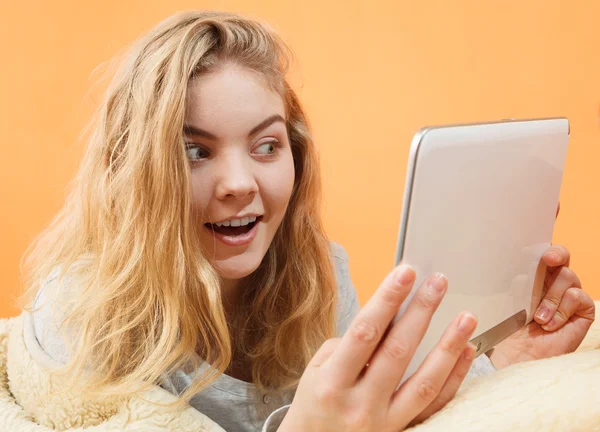 Junge Frau mit Tablet surft im Internet. — Stockfoto