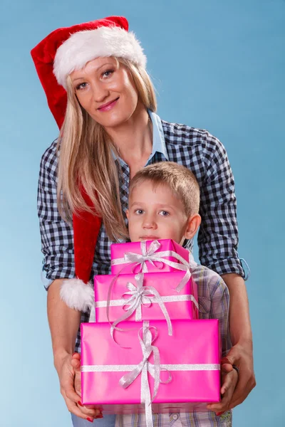 Madre e hijo con cajas de regalo — Foto de Stock