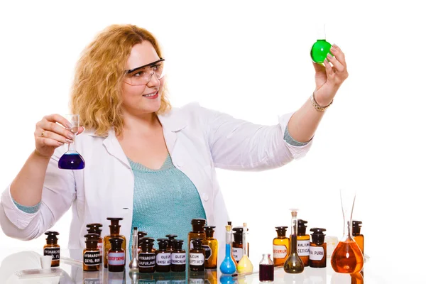 Kvinnliga kemistuderande med glasfiberprovkolv. — Stockfoto