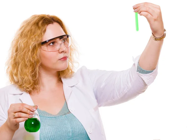 Femme étudiant en chimie avec fiole de test de verrerie. — Photo