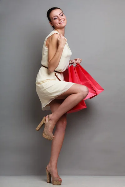 Mulher segurando sacos de compras de papel vermelho — Fotografia de Stock